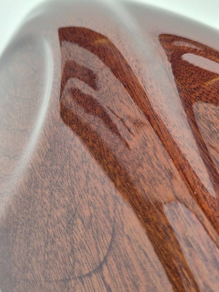 L'Intemporelle 2.0 est une sculpture en bois inspirée de la Porsche 992 par David Voisin ébéniste sculpteur