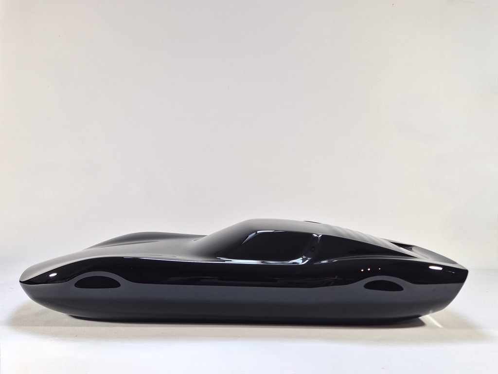 Le Plaisir Défendu est une sculpture en bois inspirée de la Lamborghini Miura par David Voisin ébéniste sculpteur