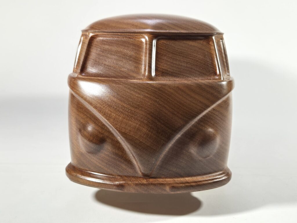 L'Aventurière est une sculpture en bois inspirée de la Bulli de Volkswagen par David Voisin ébéniste sculpteur