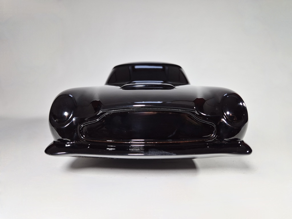 "L'Actrice Emblématique" inspirée de la DB5 d'Aston Martin. Sculpture en acajou massif par David Voisin
