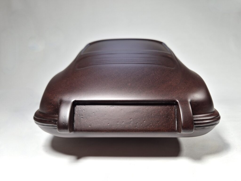 L'Intemporelle est une sculpture en bois inspirée de la Porsche 911 par David Voisin ébéniste sculpteur